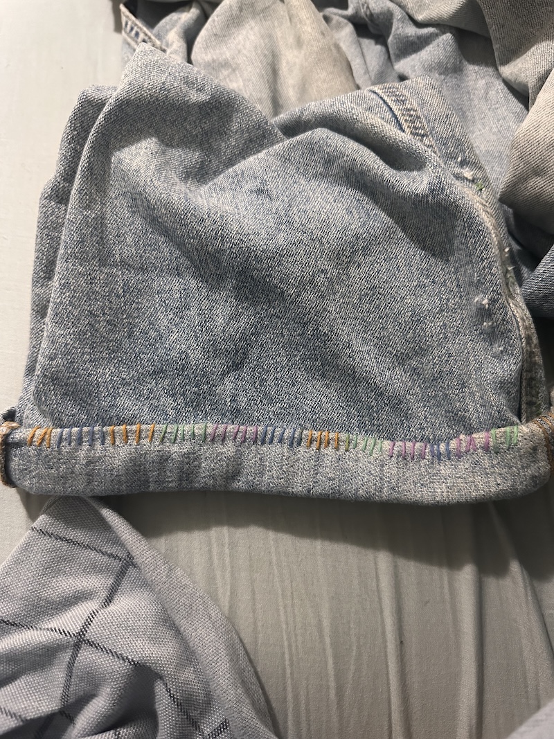 Hemmed jeans with a stitching pattern